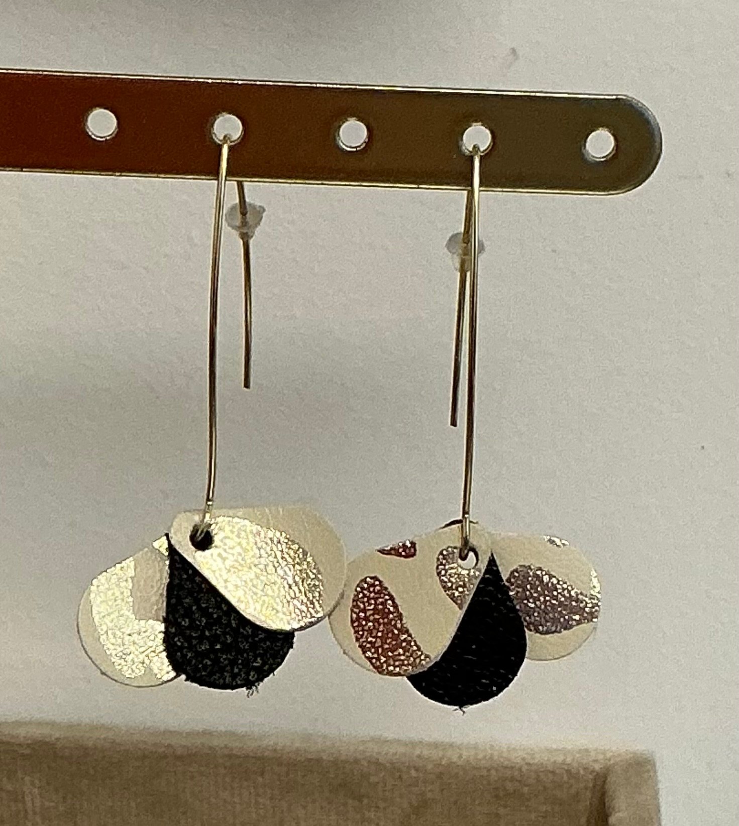 Boucles d’oreilles en cuir faites main – Plusieurs tailles, formes et coloris disponibles