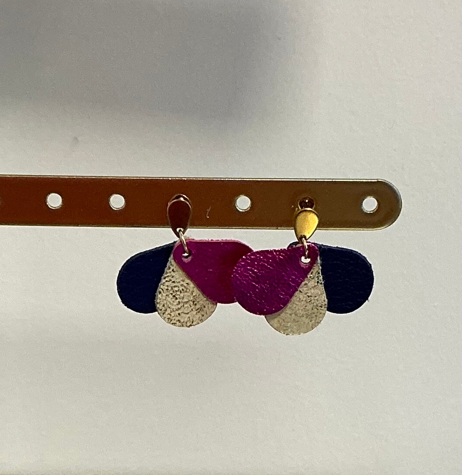 Boucles d’oreilles en cuir faites main – Plusieurs tailles, formes et coloris disponibles