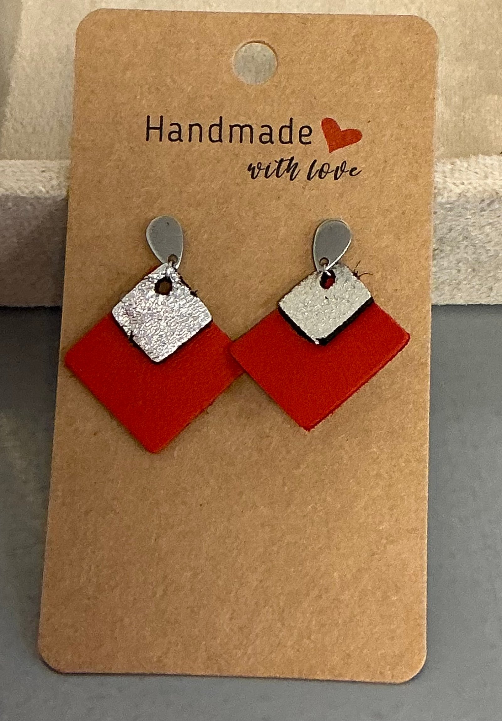 Boucles d’oreilles en cuir faites main – Plusieurs tailles, formes et coloris disponibles – Image 2