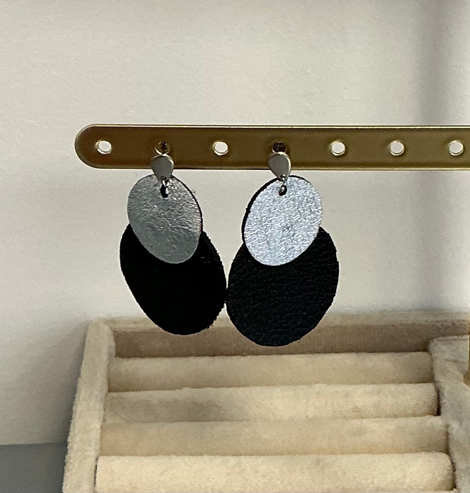 Boucles d’oreilles en cuir faites main – Plusieurs tailles, formes et coloris disponibles