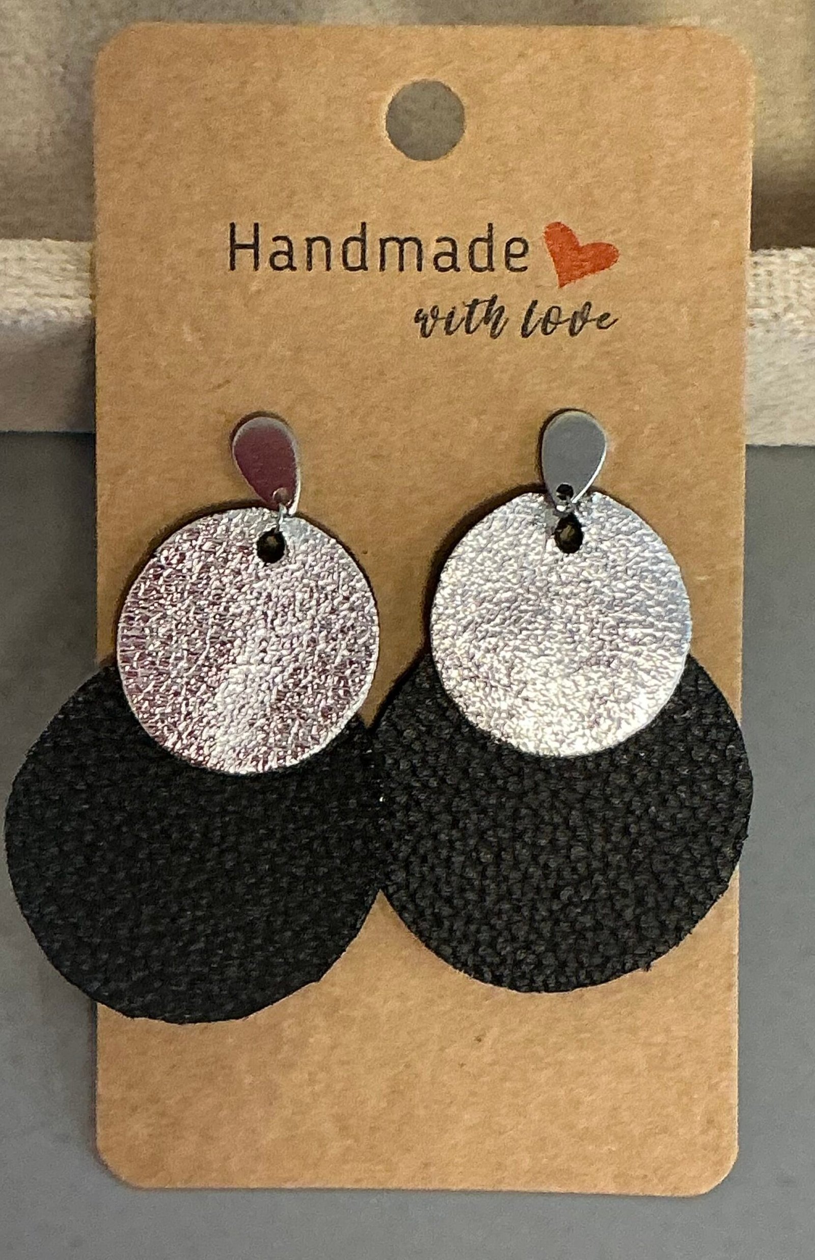 Boucles d’oreilles en cuir faites main – Plusieurs tailles, formes et coloris disponibles – Image 2