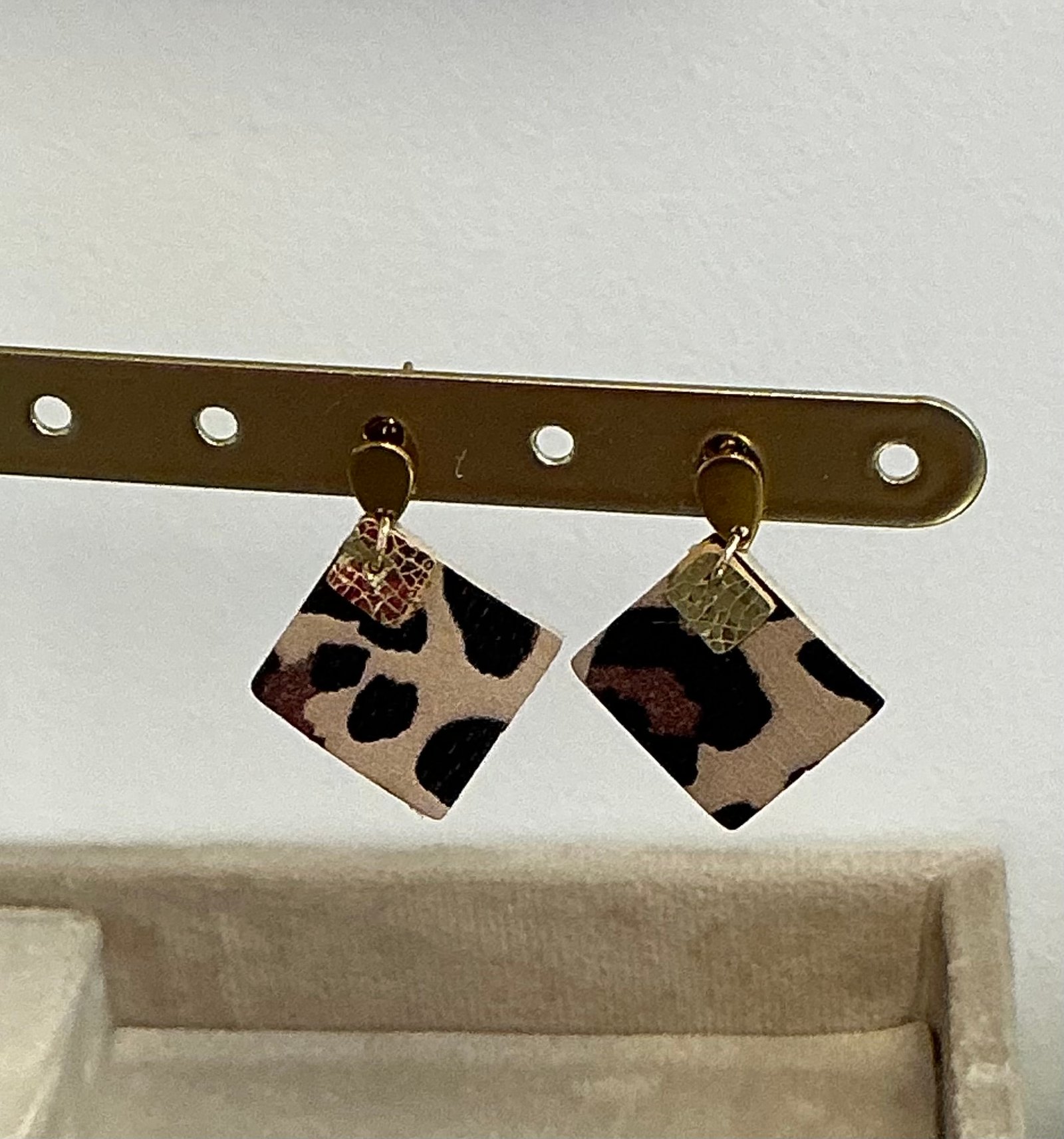 Boucles d’oreilles en cuir faites main – Plusieurs tailles, formes et coloris disponibles