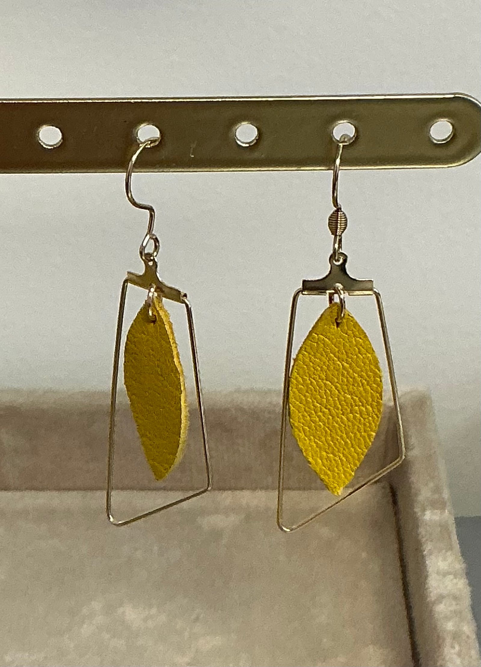 Boucles d’oreilles en cuir faites main – Plusieurs tailles, formes et coloris disponibles – Image 3