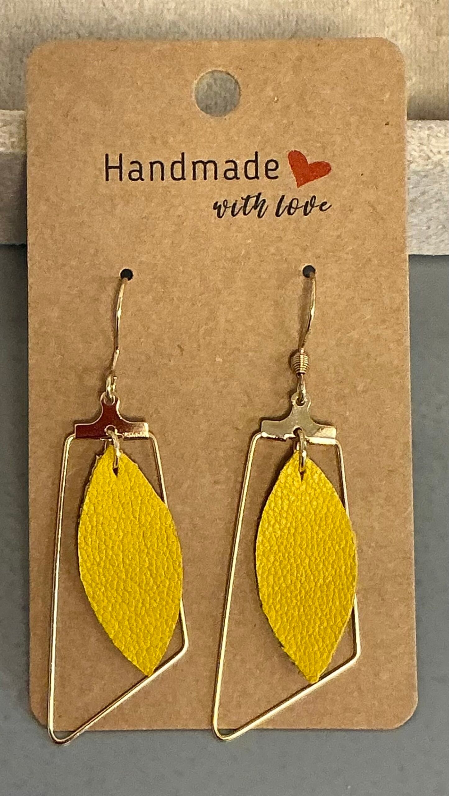 Boucles d’oreilles en cuir faites main – Plusieurs tailles, formes et coloris disponibles – Image 2
