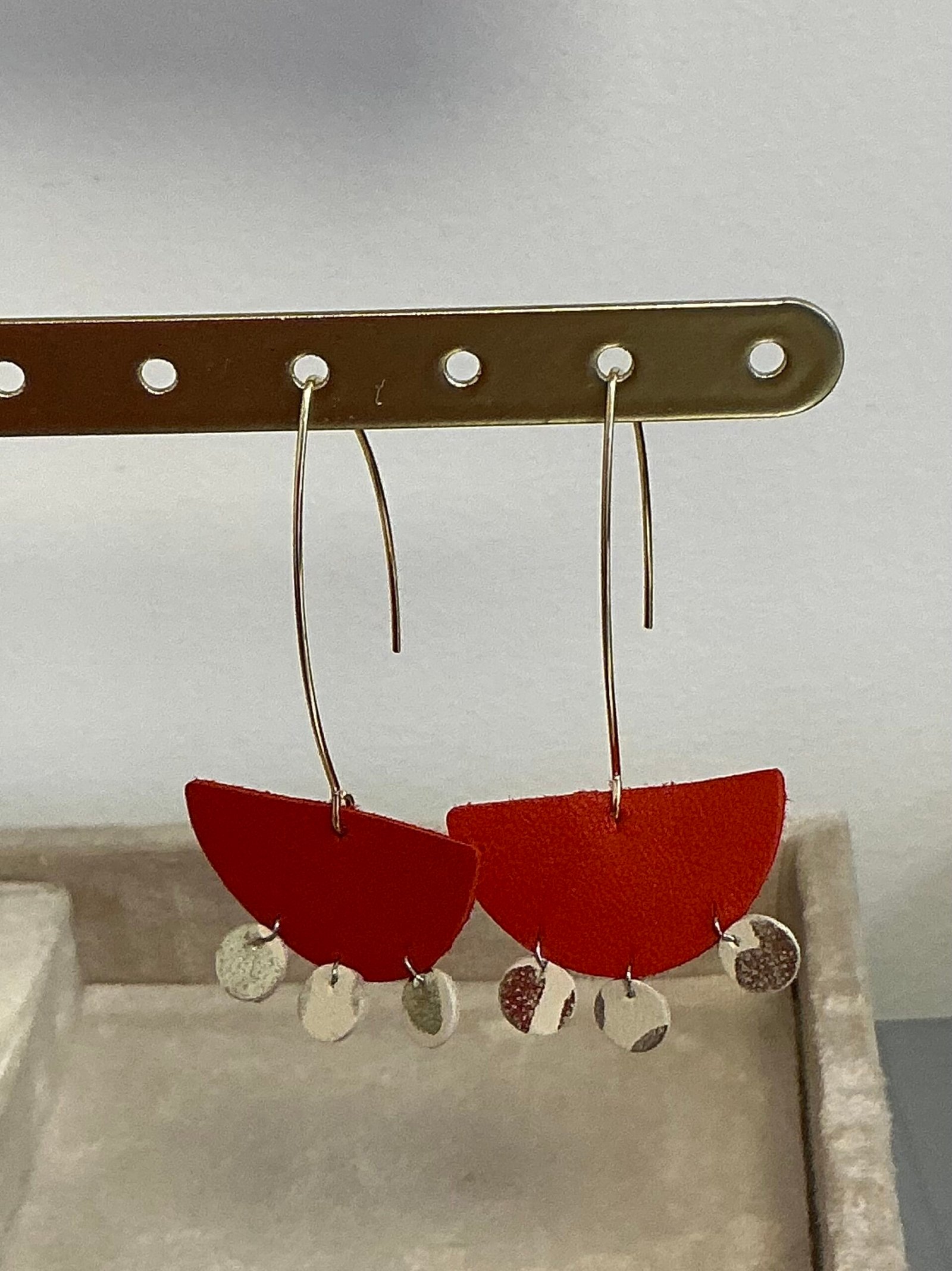 Boucles d’oreilles en cuir faites main – Plusieurs tailles, formes et coloris disponibles