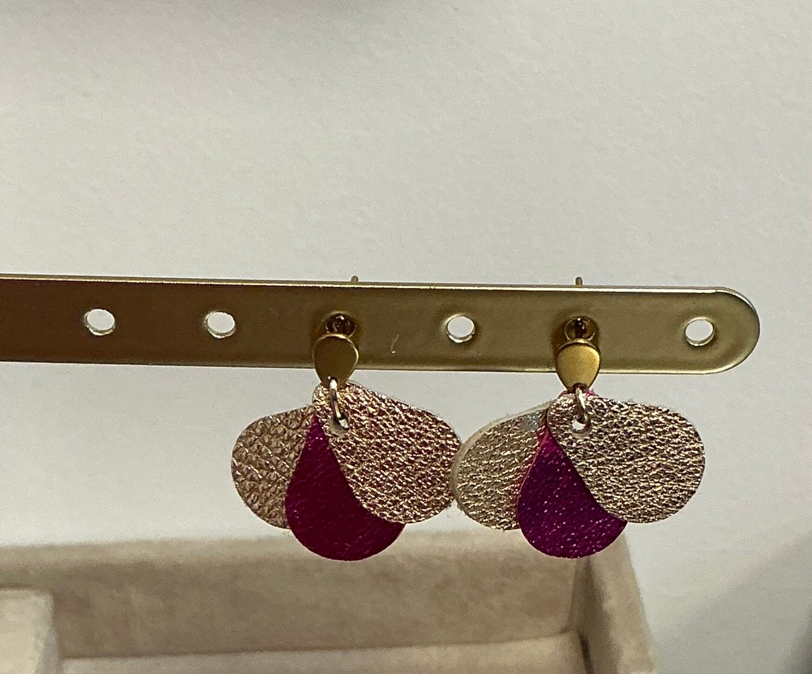 Boucles d’oreilles en cuir faites main – Plusieurs tailles, formes et coloris disponibles – Image 3